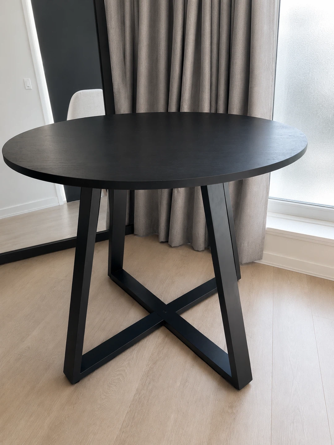 Modern Black Round Dining Table – Excellent Condition