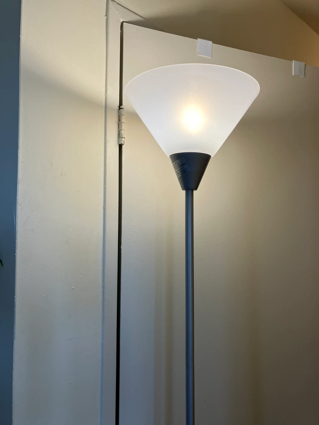 Silver Metal Floor Lamp-button broken need to plug/unplug it - photo 2