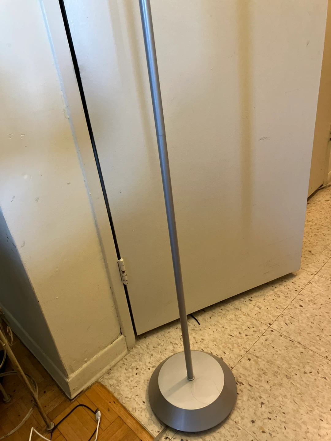 Silver Metal Floor Lamp-button broken need to plug/unplug it - photo 3