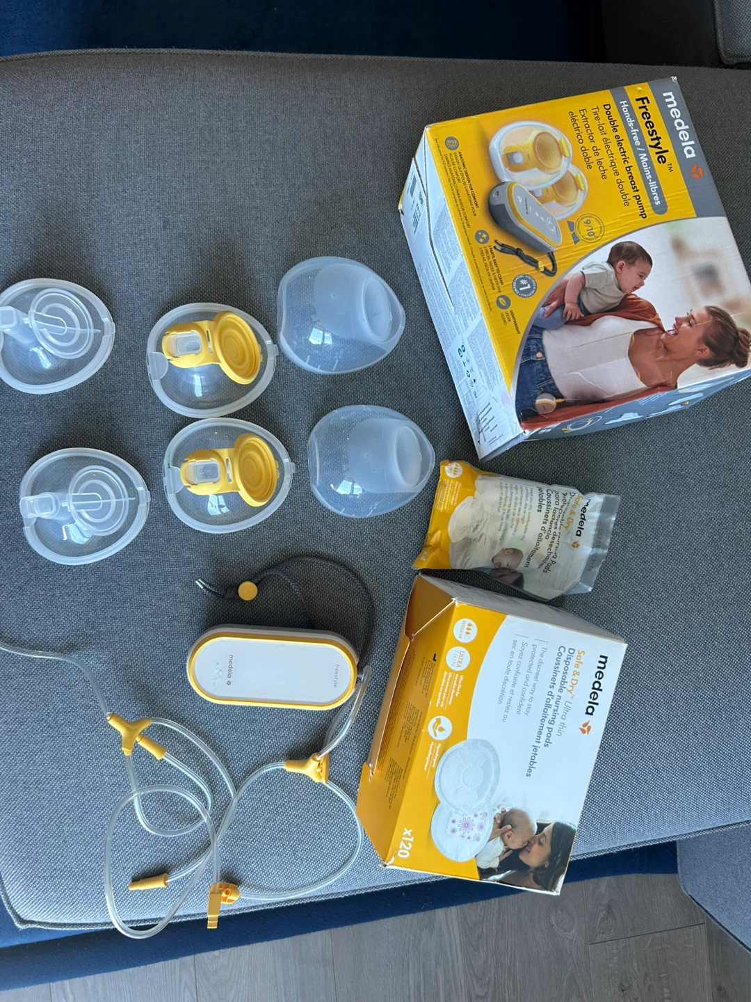 Medela Freestyle Hands-Free Double Breast Pump + Accessories