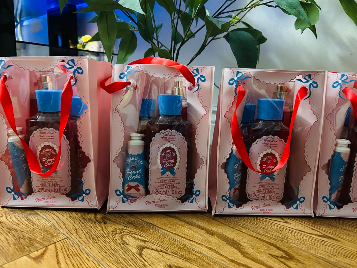 Bath & Body Works Strawberry Pound Cake Gift Set - photo 2