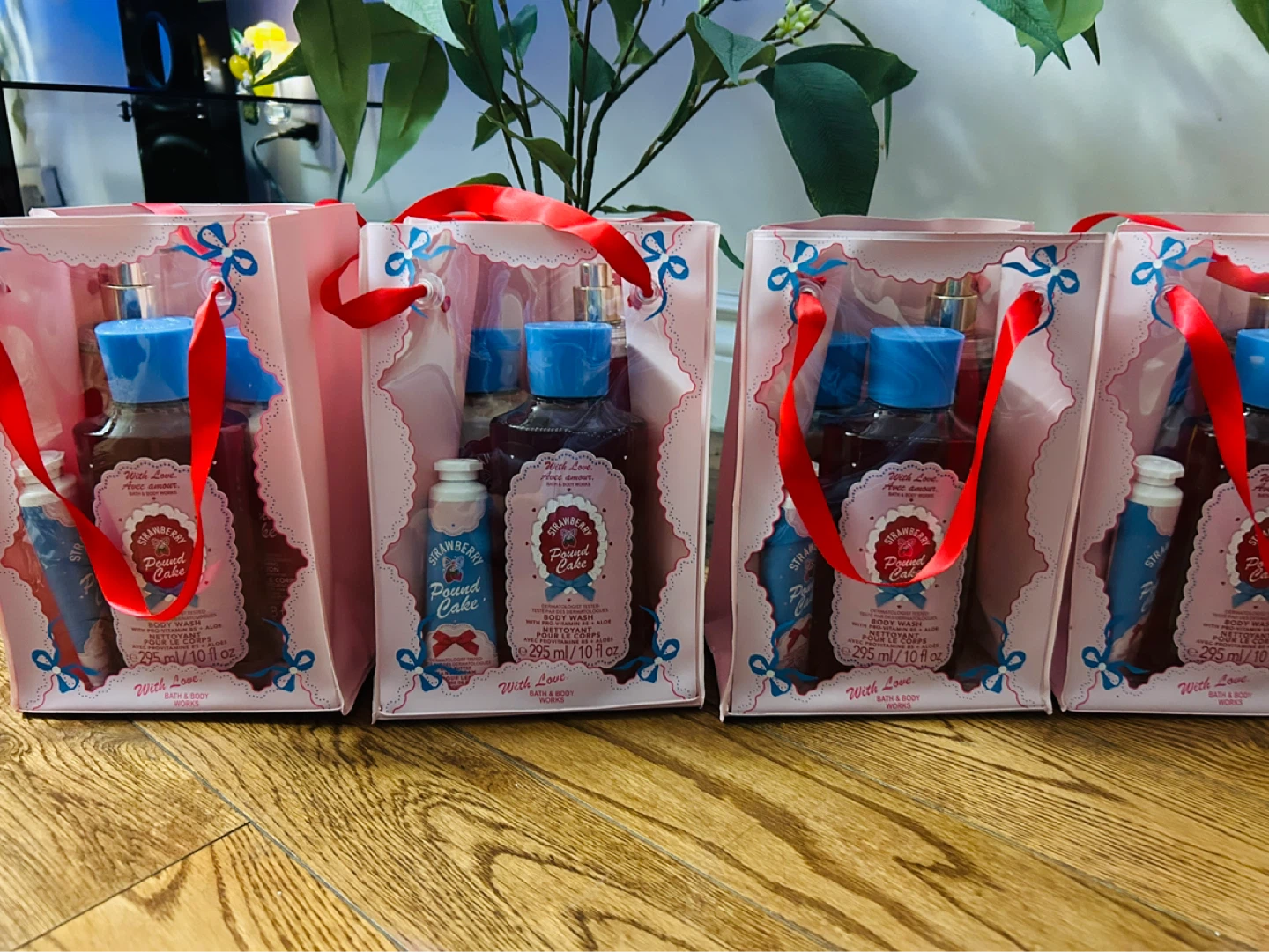 Bath & Body Works Strawberry Pound Cake Gift Set - photo 3
