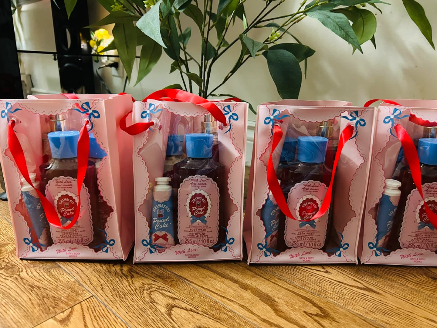 Bath & Body Works Strawberry Pound Cake Gift Set - photo 4