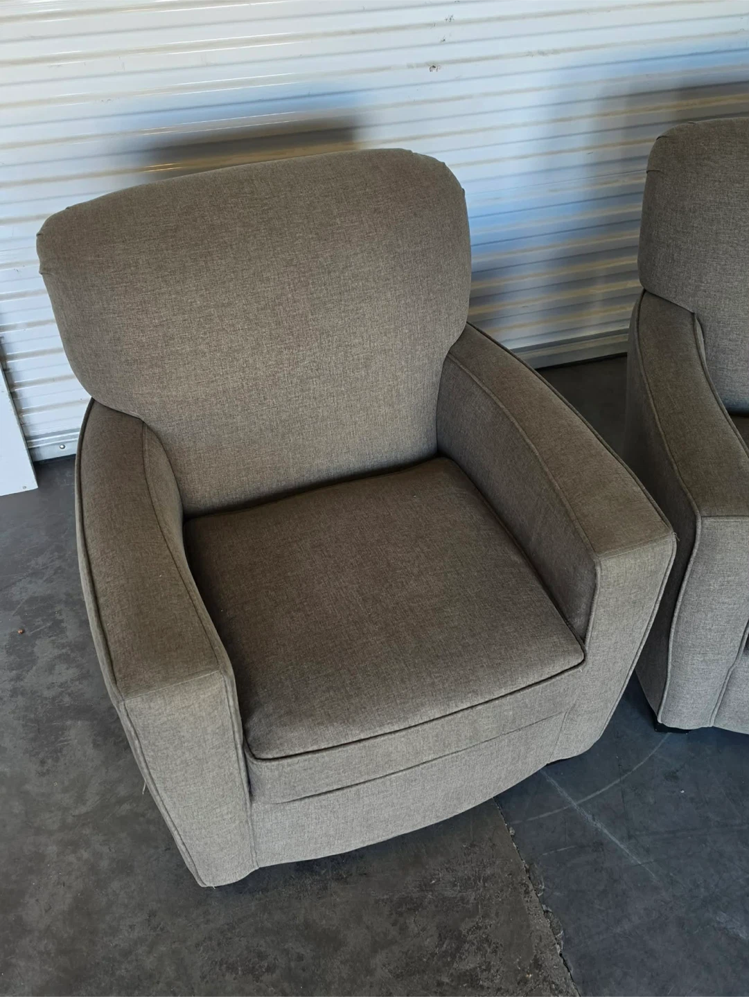 Beautiful pair of modern living room chairs - photo 3