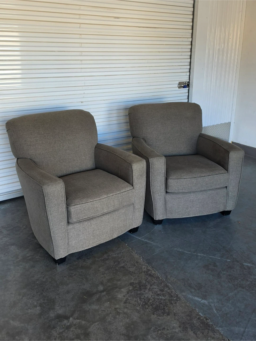 Beautiful pair of modern living room chairs - photo 5