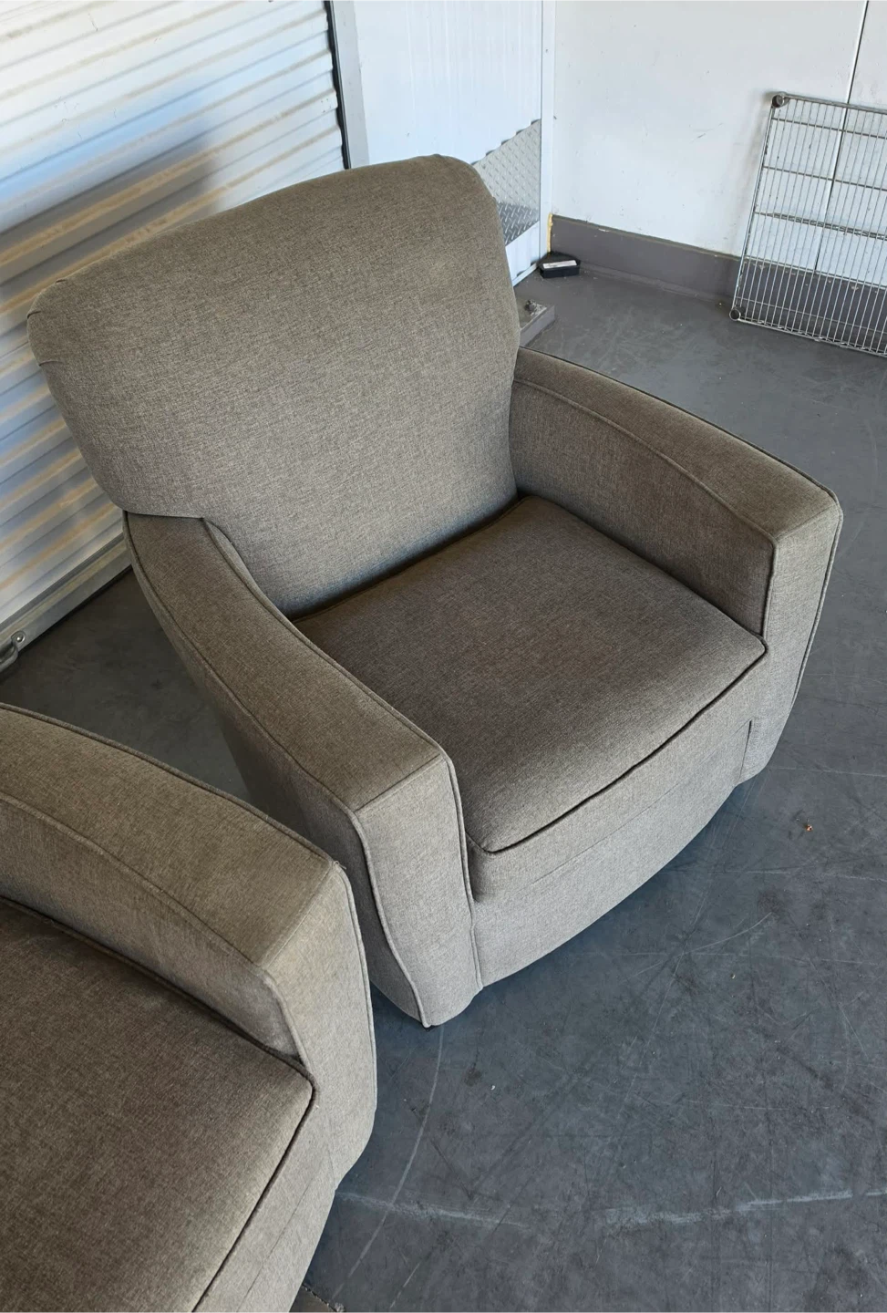 Beautiful pair of modern living room chairs - photo 4