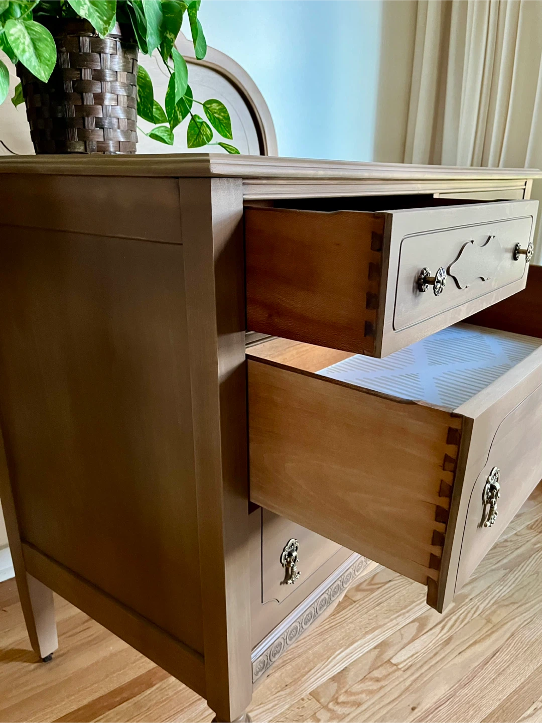 Solid Wood Antique Dresser with Ornate Detailing - photo 5