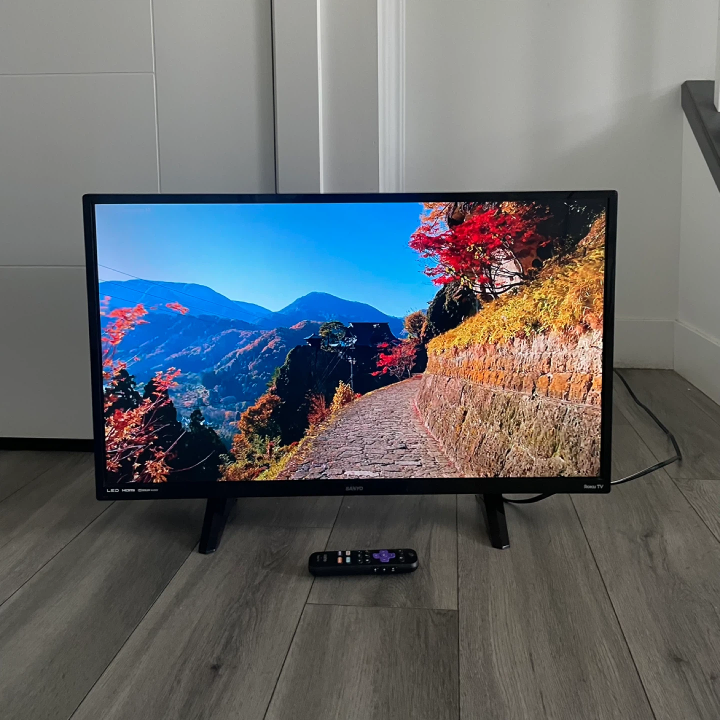 32" Roku Smart TV - photo 3