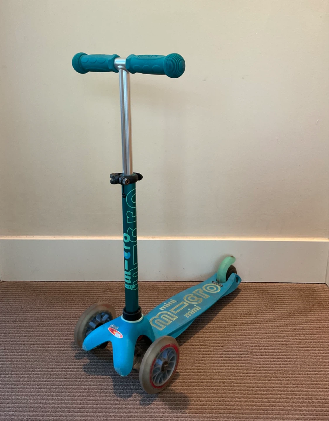 Micro Mini Deluxe Kick Scooter