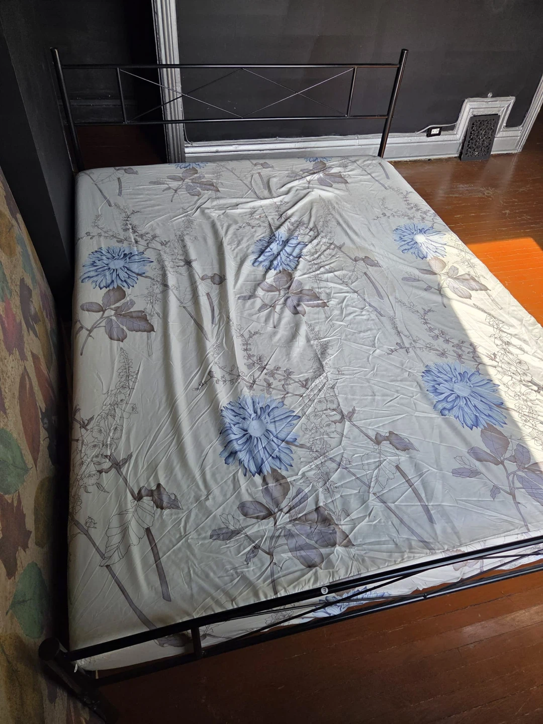 Black Metal Bed Frame with Mattress (queen size) - photo 4