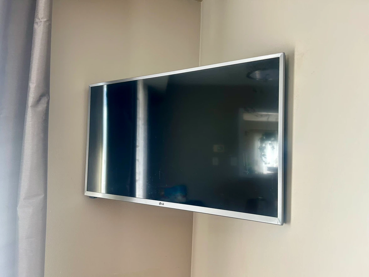 LG  32 inch smart Television