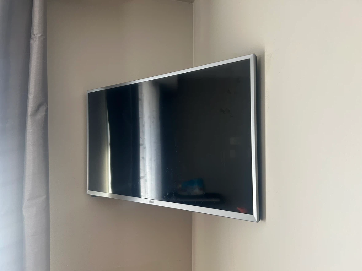 LG  32 inch smart Television - photo 2