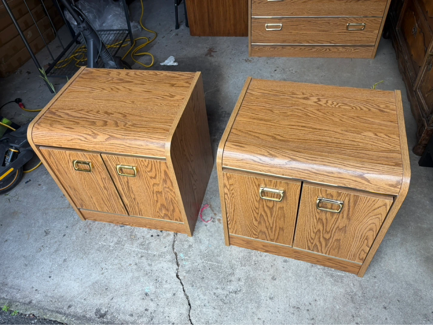 Free delivery used Pair of oak veneer nightstands - photo 5
