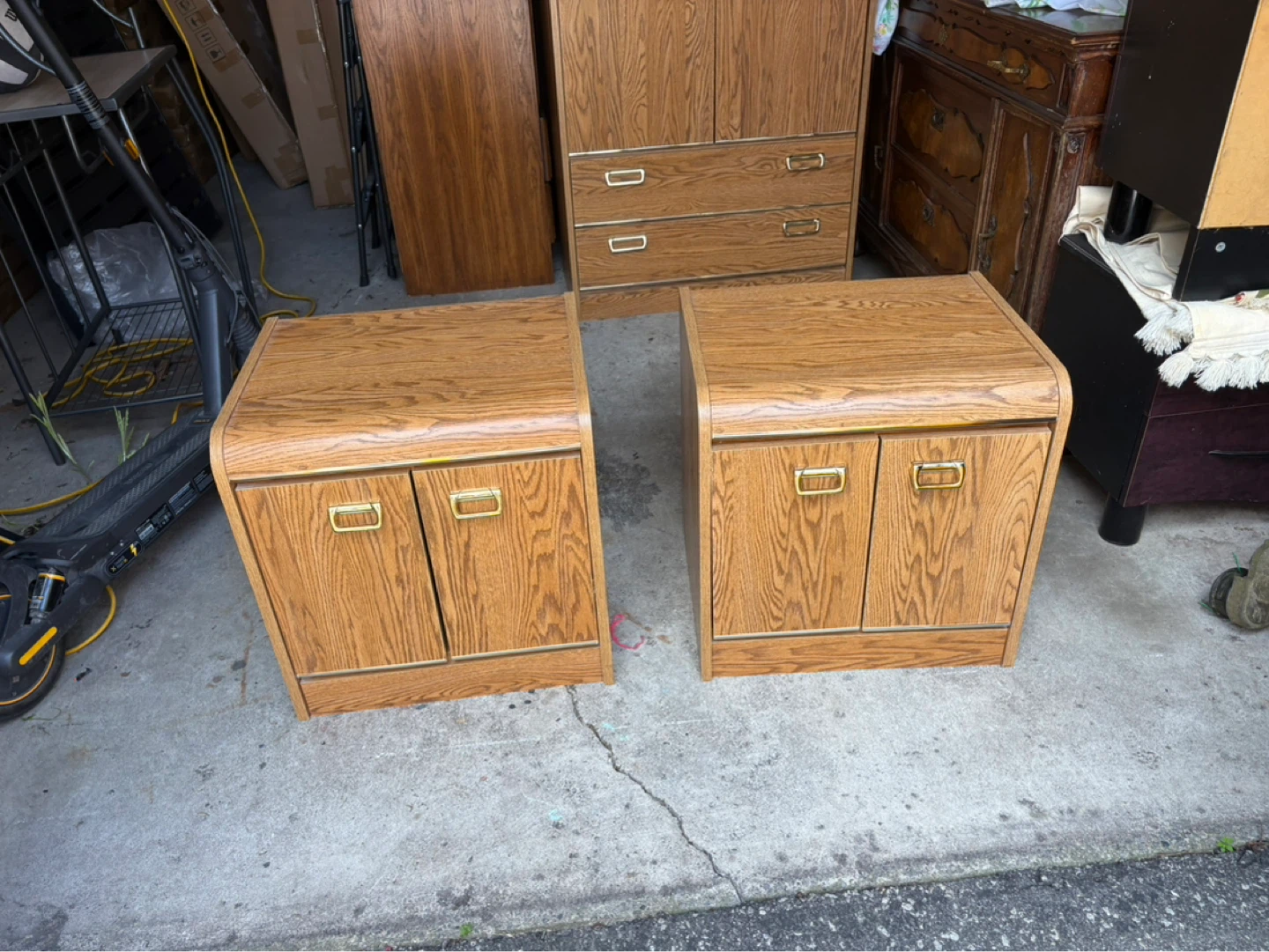 Free delivery used Pair of oak veneer nightstands - photo 2