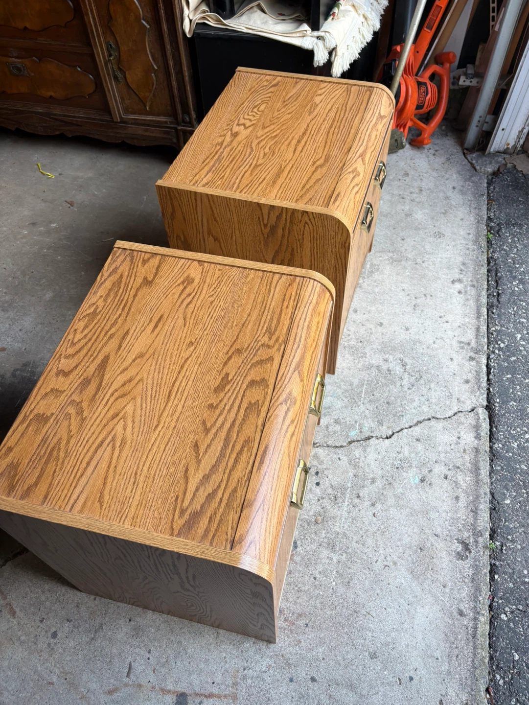 Free delivery used Pair of oak veneer nightstands - photo 3