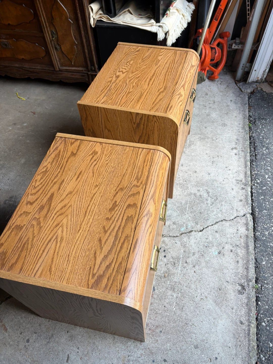 Free delivery used Pair of oak veneer nightstands - photo 4