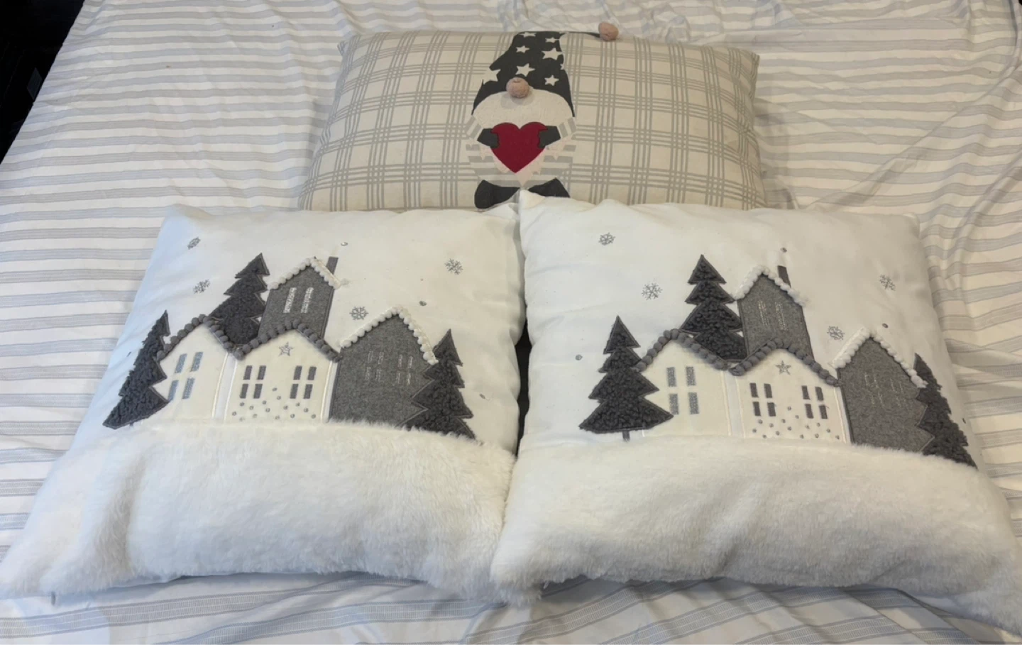 Christmas Scene Decorative pillows(Set of 3)