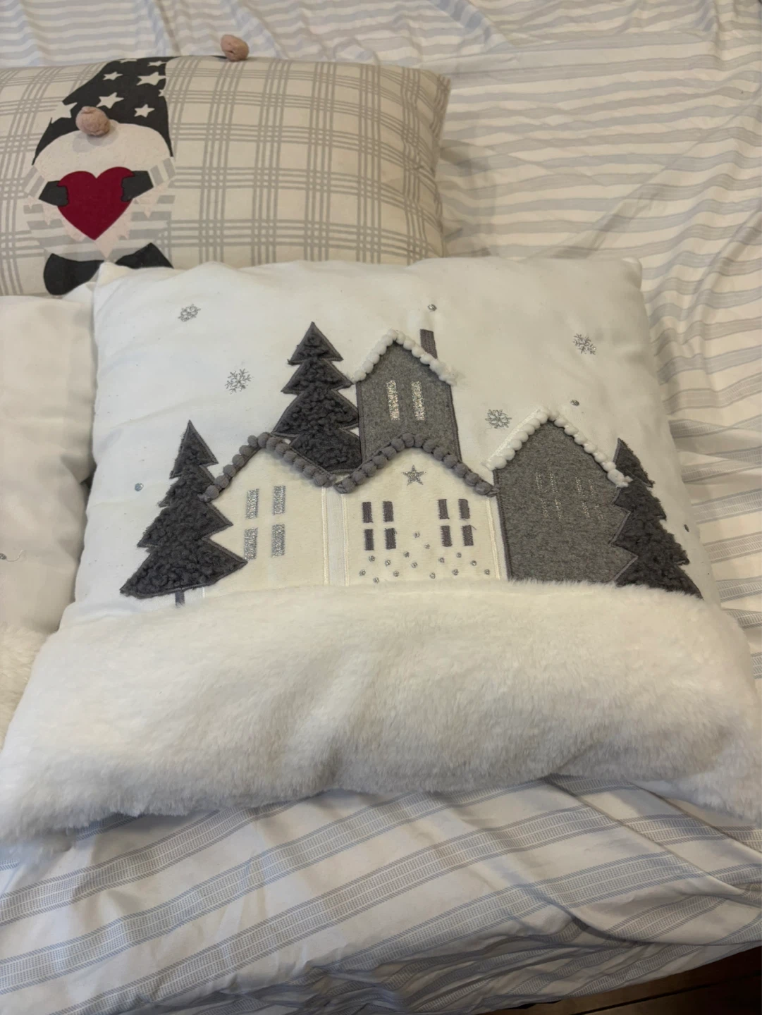 Christmas Scene Decorative pillows(Set of 3) - photo 4