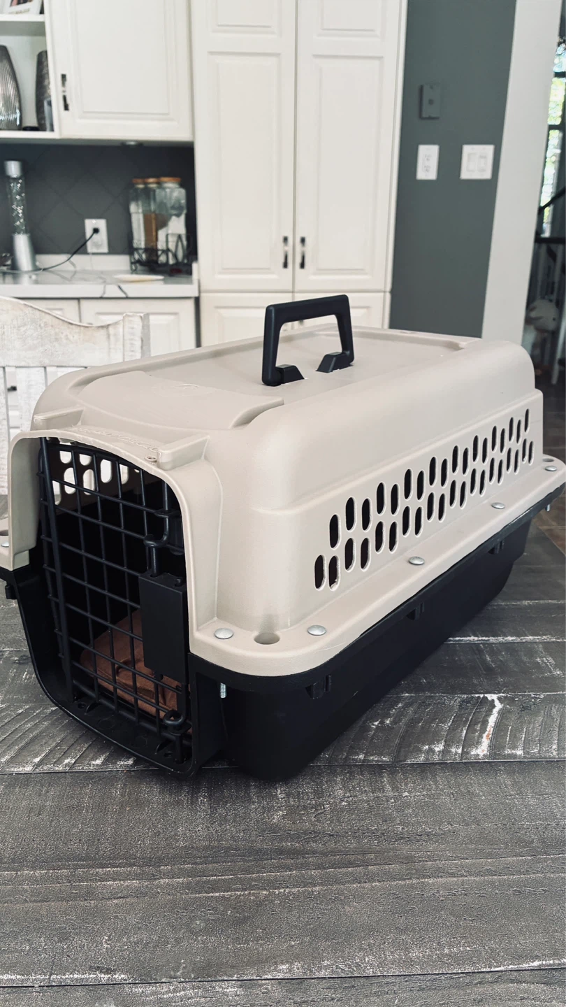 “Grreat Choice” small pet kennel with soft bed
