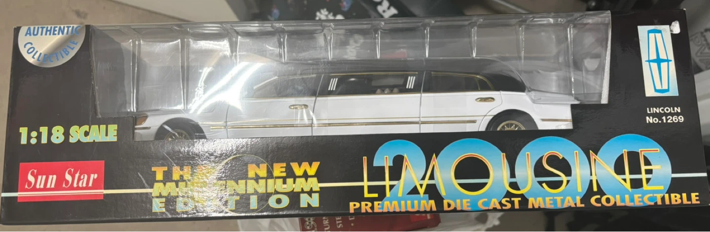 Sun Star 1:18  "The New Millennium Edition" Limousine Die Cast