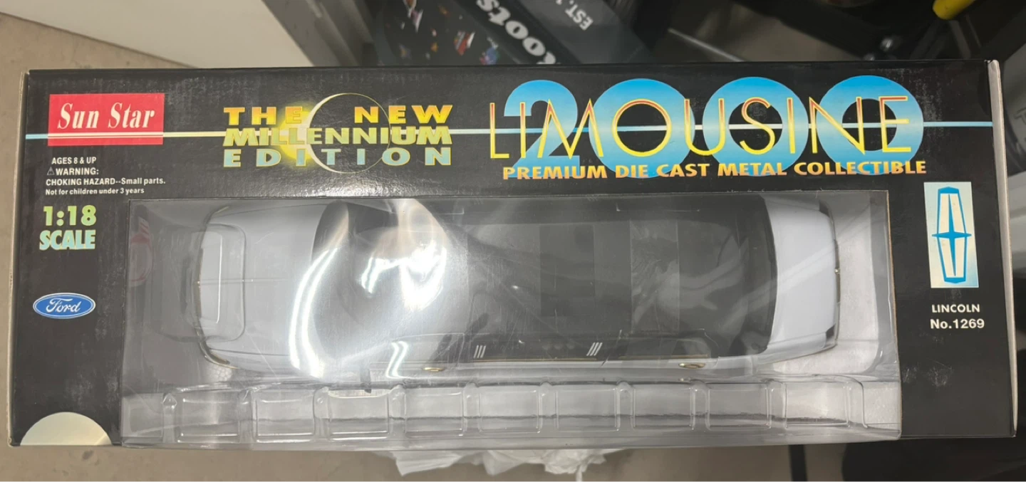 Sun Star 1:18  "The New Millennium Edition" Limousine Die Cast - photo 2