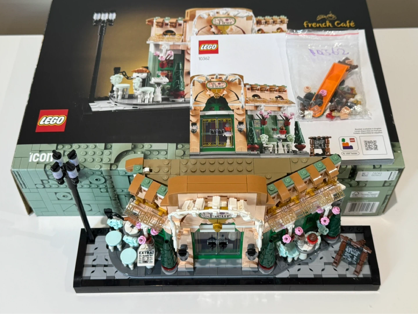 Lego icons French cafe 10362 with promotion Lego creator
