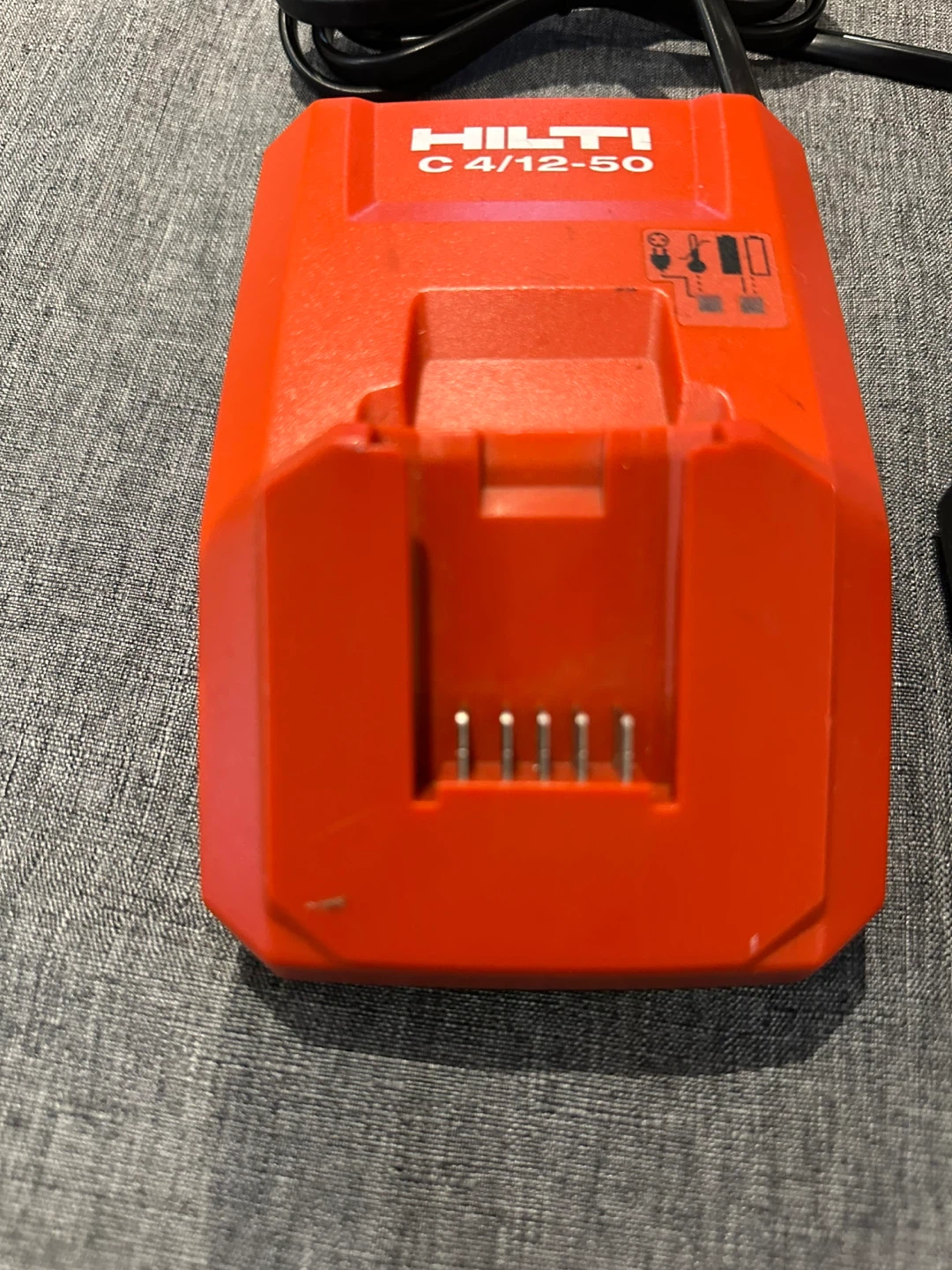 Hilti 12V battery and charger - photo 3