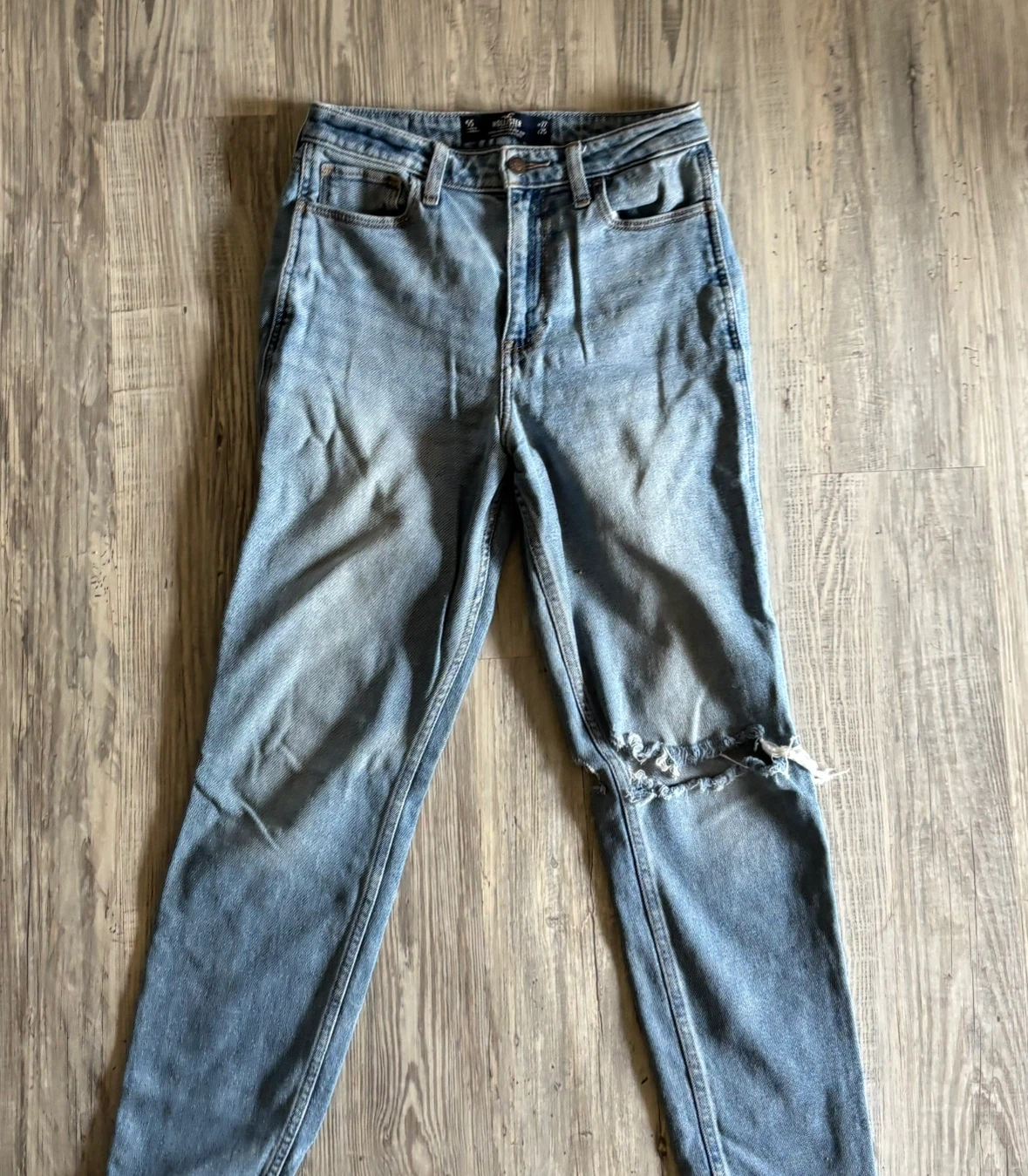 Hollister Ultra High-Rise Mom Jeans