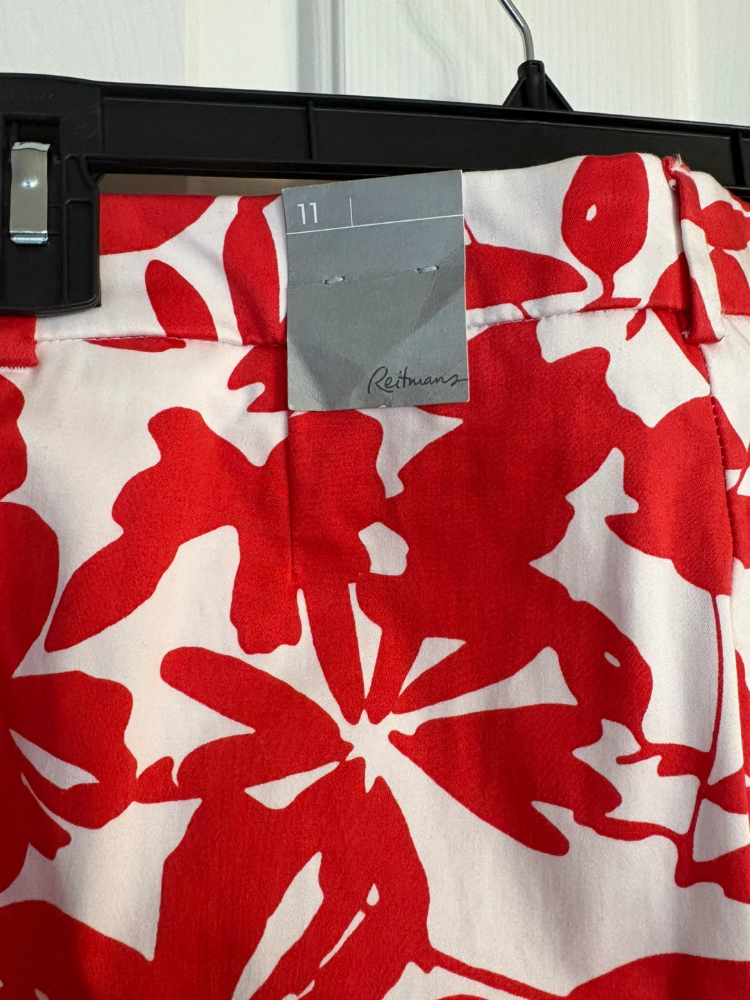 Reitmans Red Floral Capri Pants Size 11 - photo 4