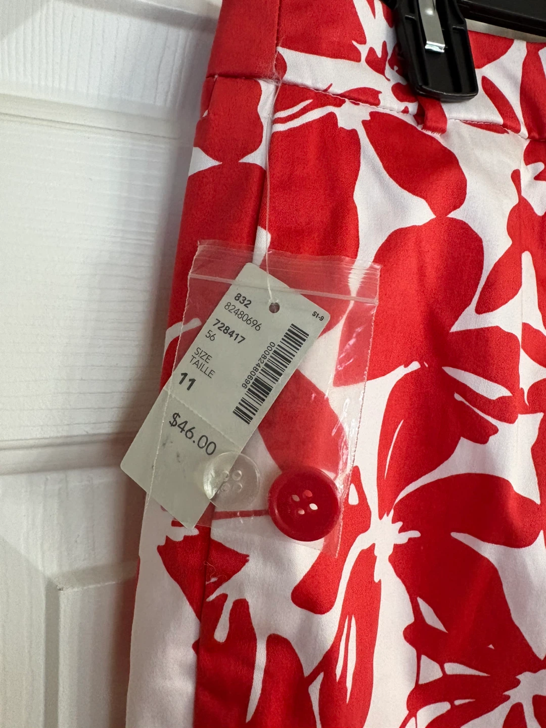Reitmans Red Floral Capri Pants Size 11 - photo 5