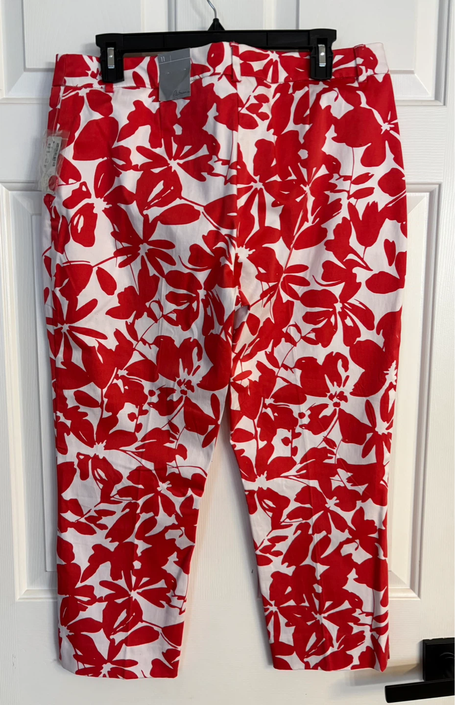 Reitmans Red Floral Capri Pants Size 11 - photo 3