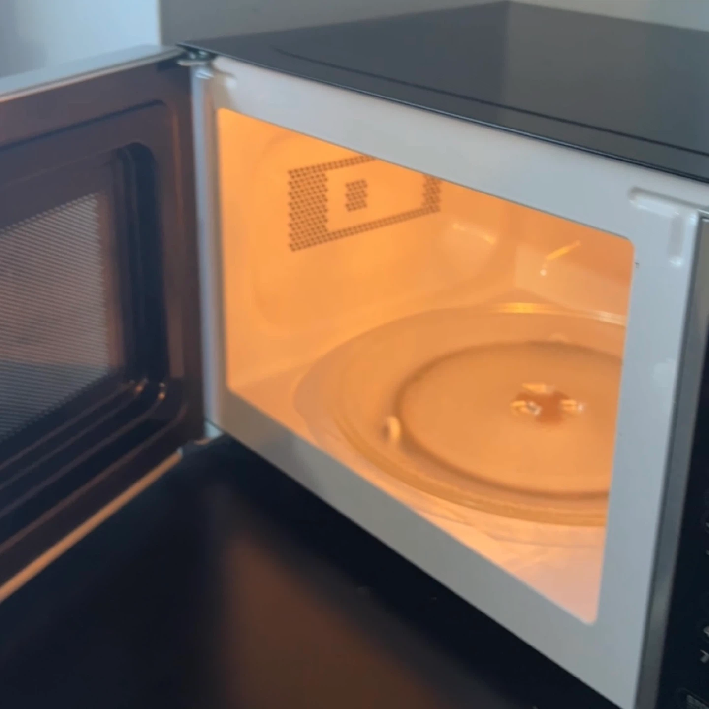 Hamilton Beach 0.7 cu.ft. Stainless Steel Microwave - photo 4