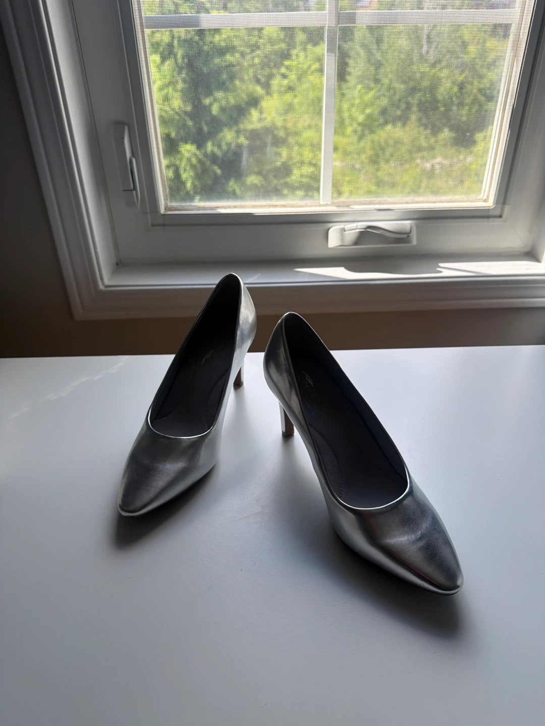 New Aerosoles Silver Heels Size 8
