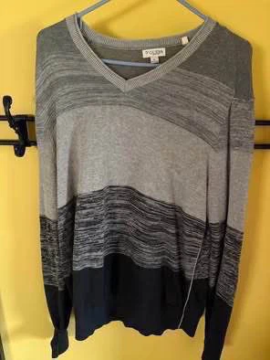Guess Sweater (Like New) (Extra Large)(Free)