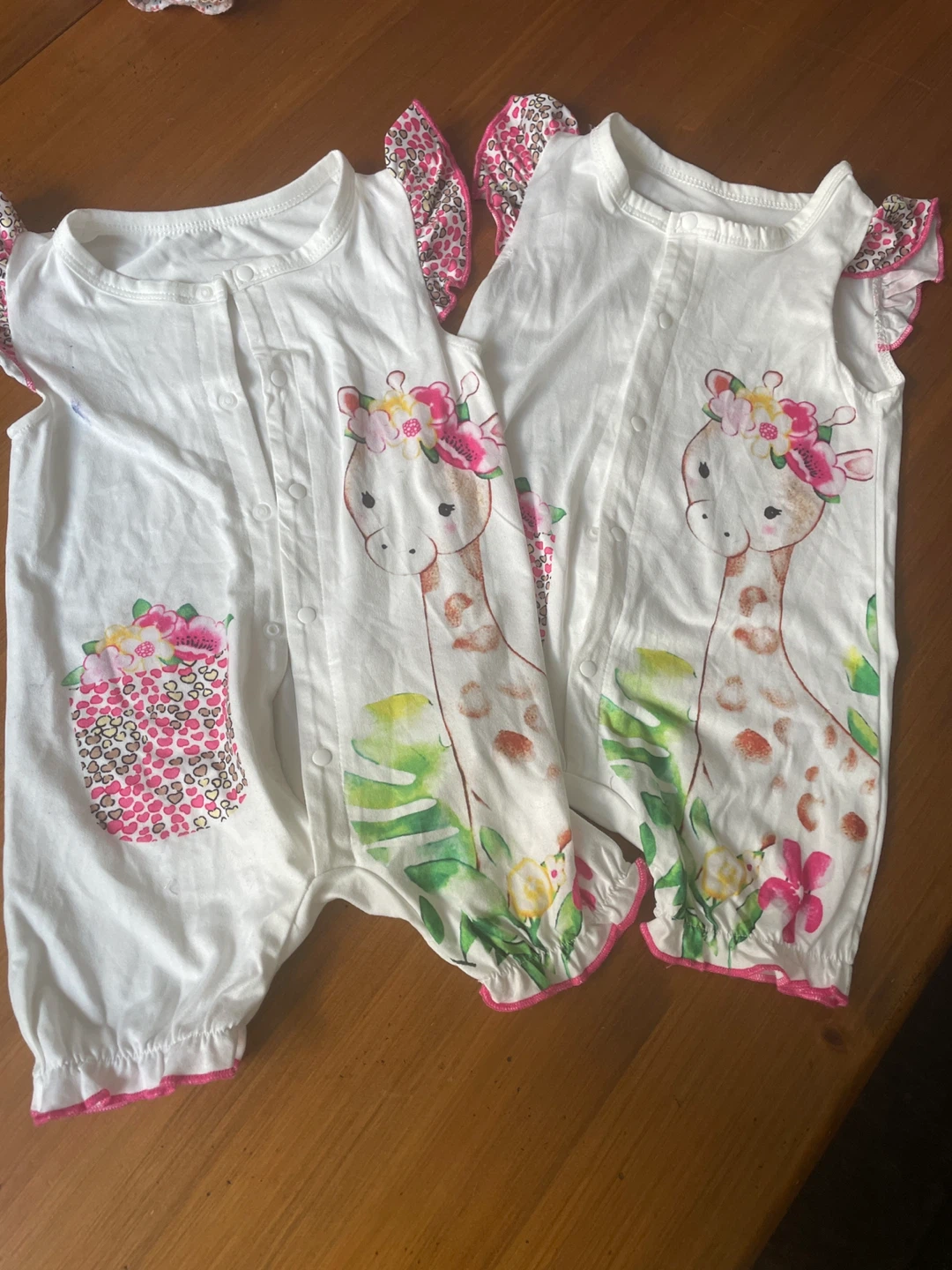 2- Baby girl giraffe print rompers (2)