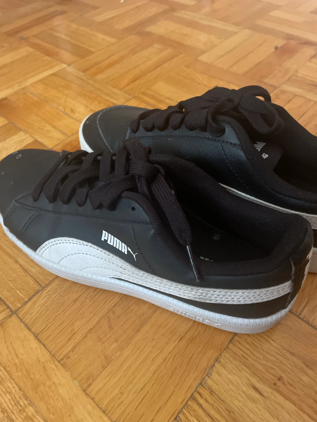 Puma Black & White Sneakers - Size 4.5 CA