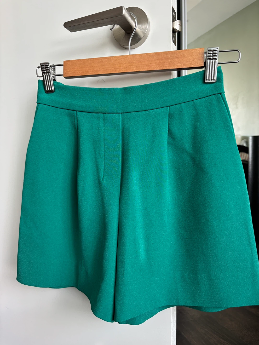 Aritzia Babaton Green Elastic Waist Shorts