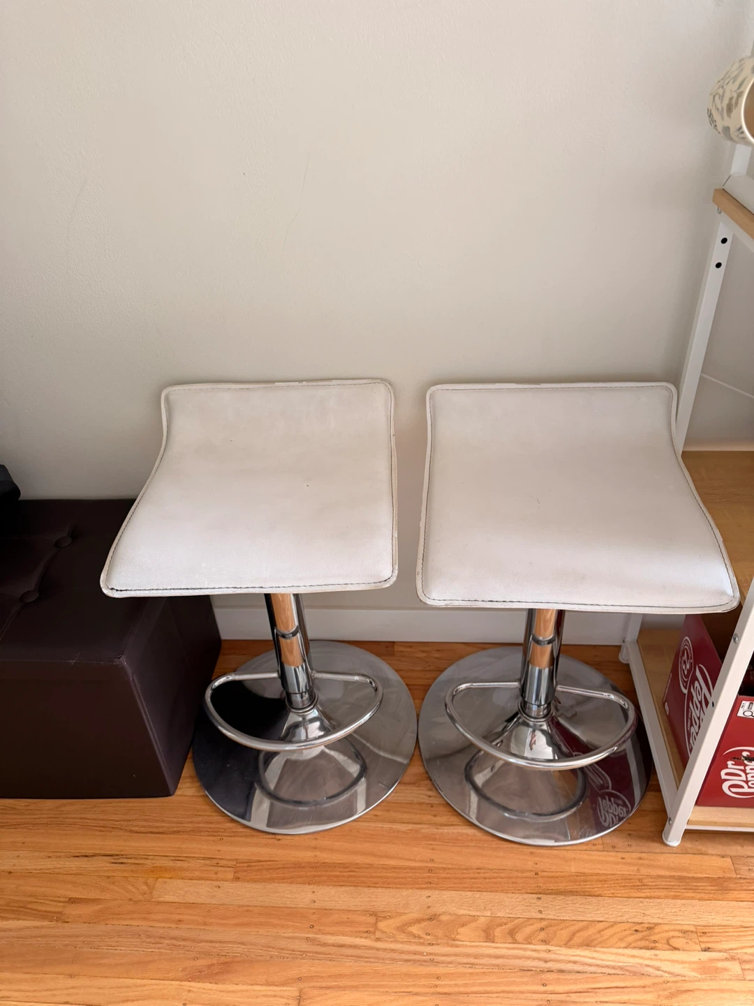 Set of 2 White Adjustable Bar Stools - photo 2