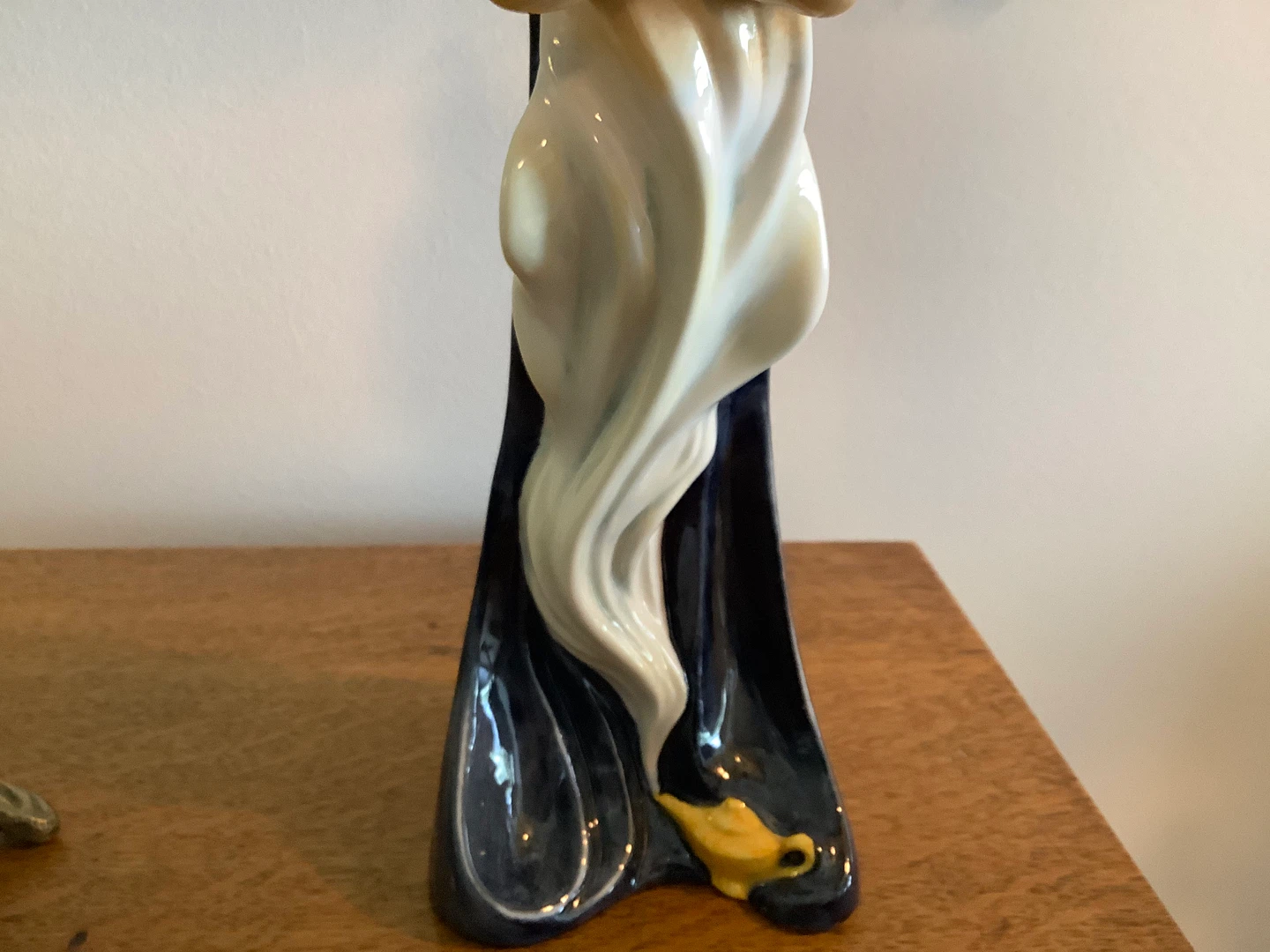 Royal Doulton’s Figurine “The Genie” - photo 4