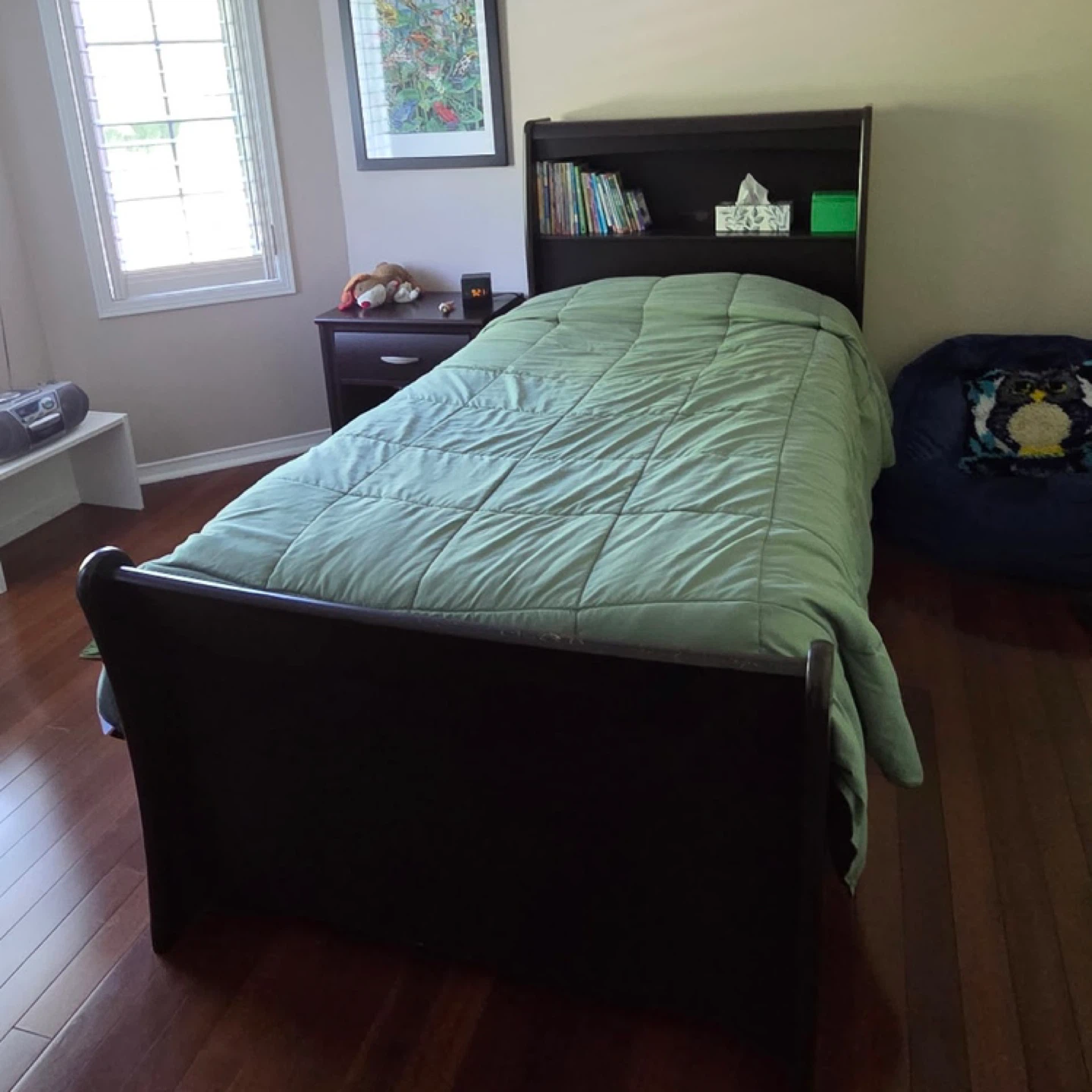 Twin bed with bookcase headboard
