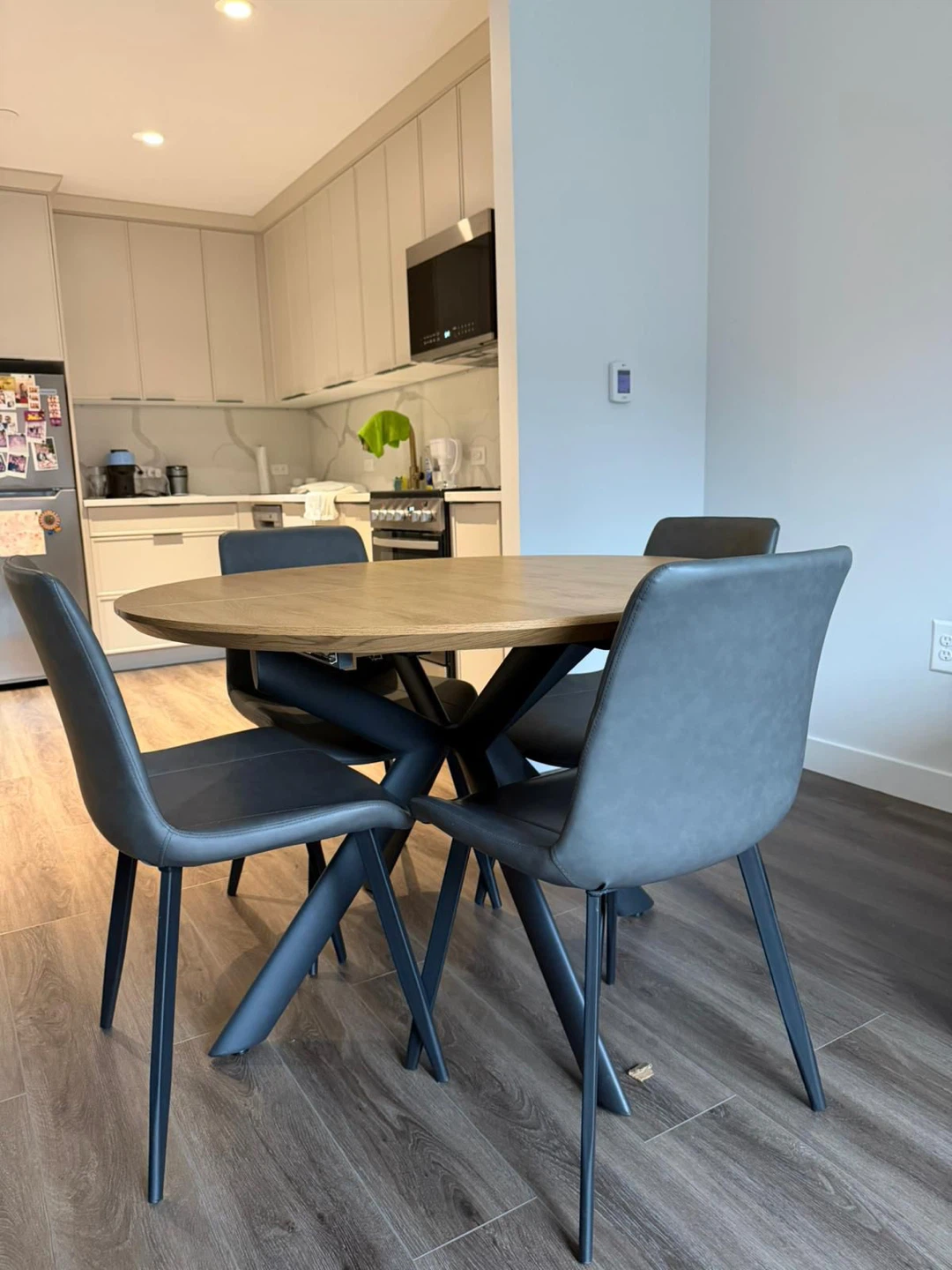 Table and chairs - photo 3