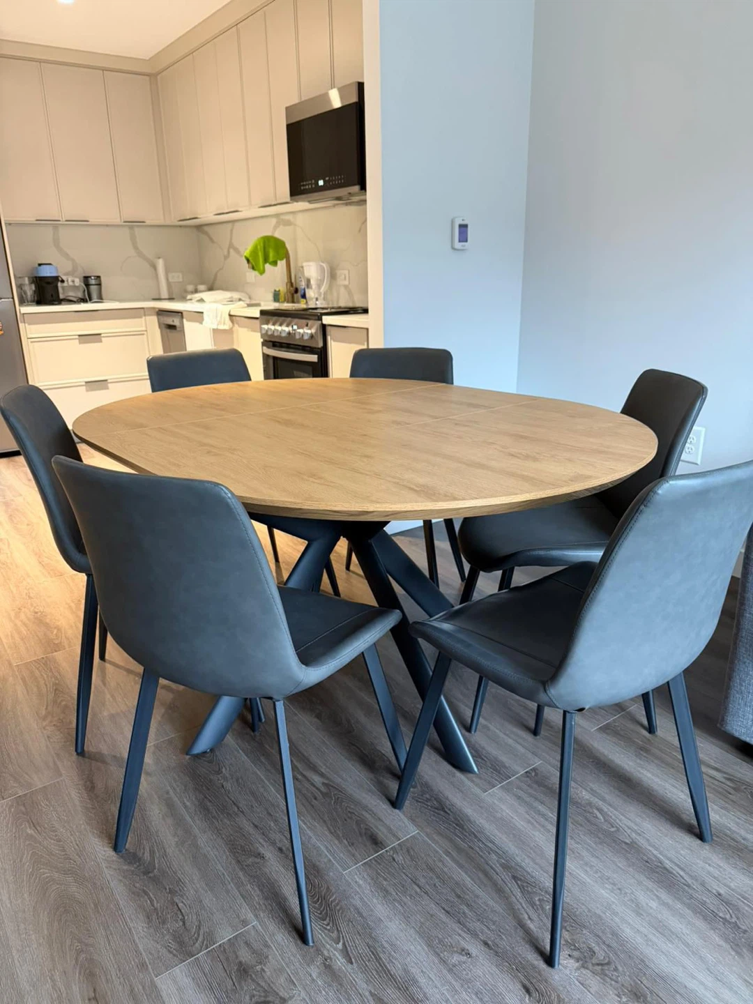 Table and chairs - photo 2