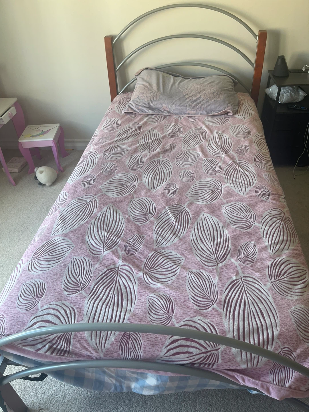 Single bed with mattress