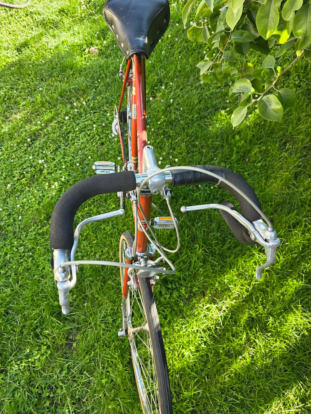 schwinn Le Tour Tourist road bike.Rear tire has slow leak, - photo 2