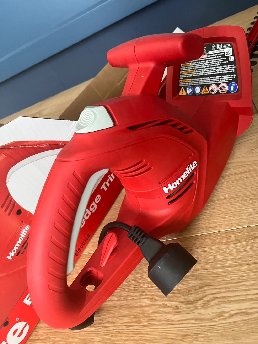 Homelite 17 in. Electric Hedge Trimmer - 2.7 Amp - photo 3