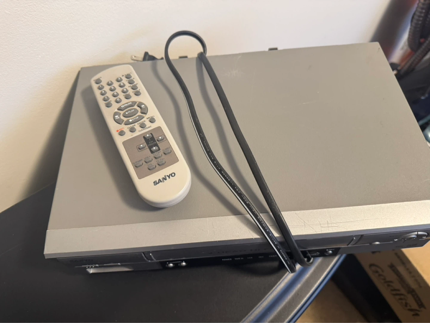 Sanyo VHS VCR with Remote. Excellent condition - photo 2