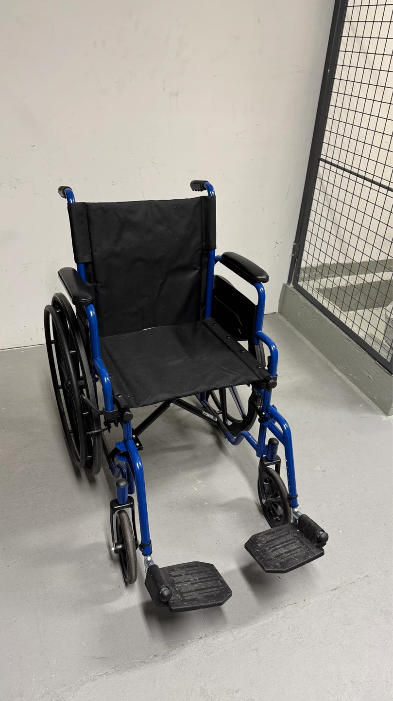 Drive Medical Single Axle Blue Streak Wheelchair 18"