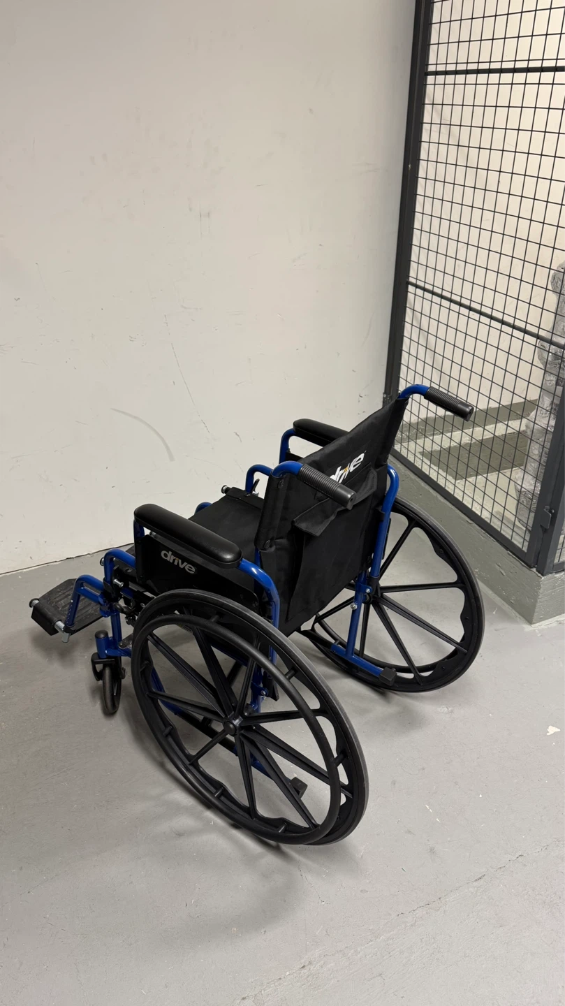 Drive Medical Single Axle Blue Streak Wheelchair 18" - photo 4