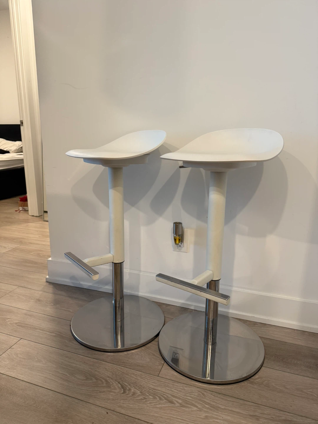 Set of 2 White Bar Stools