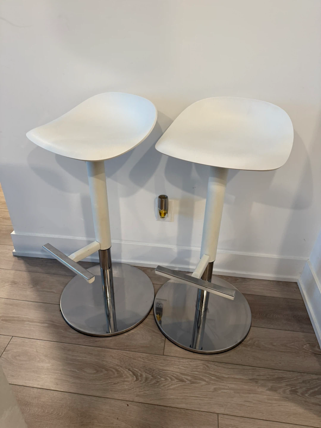 Set of 2 White Bar Stools - photo 2